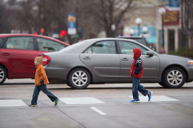 为什么孩子难以安全穿越繁忙的街道上