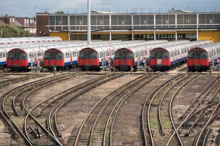 German engineering giant Siemens is to build nearly 100 trains for London Underground's Piccadilly Line