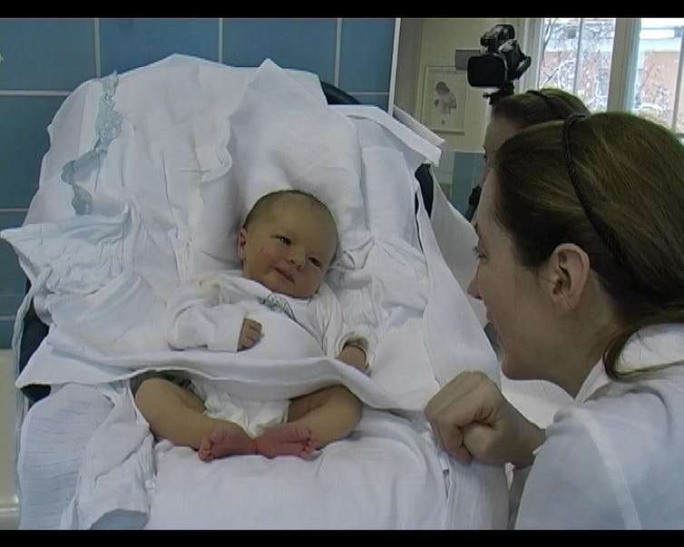 新生儿的微笑真的只是一种反射吗?研究正在挑战教科书
