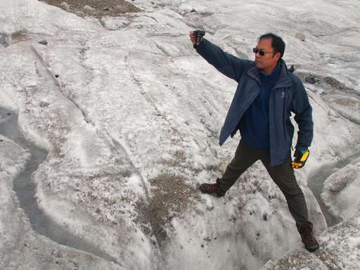 Melting glacier in China draws tourists, climate worries