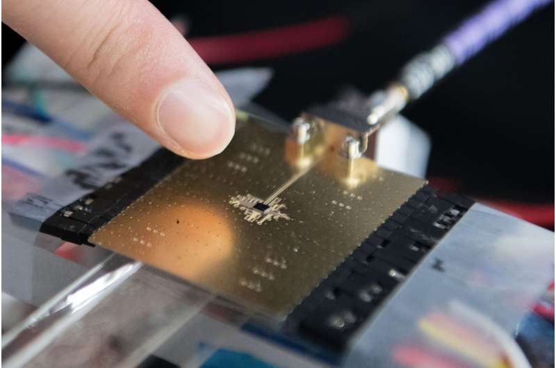 Merging antenna and electronics boosts energy and spectrum efficiency