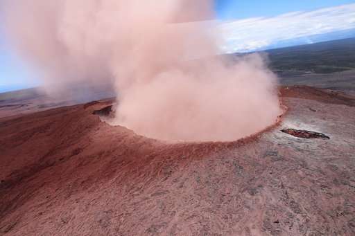 Volcanic 'curtain of fire' sends people fleeing Hawaii homes
