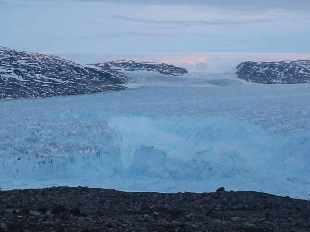 Scientists capture breaking of glacier in Greenland