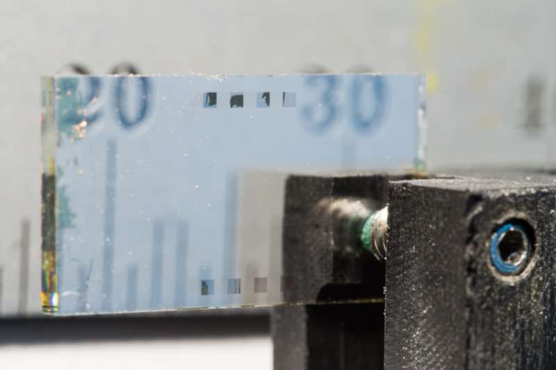 Researchers develop small device that bends light to generate new radiation