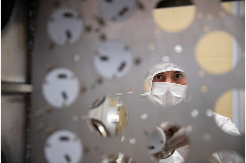 Massive new dark matter detector gets its ‘eyes’