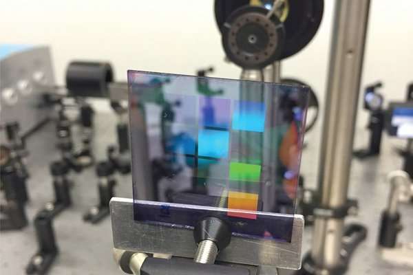 New type of low-energy nanolaser that shines in all directions