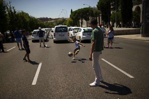 Spain: Taxi drivers block streets over ride-hailing services