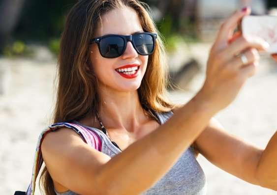New study reveals why women take sexy selfies