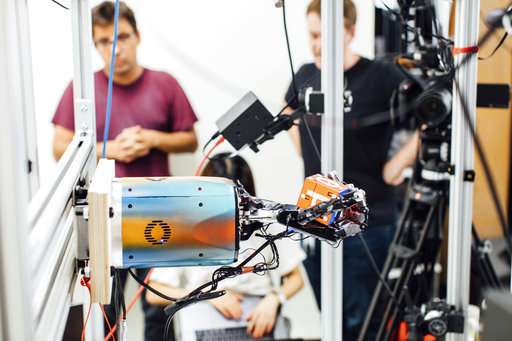 A robotic hand can juggle a cube -- with lots of training
