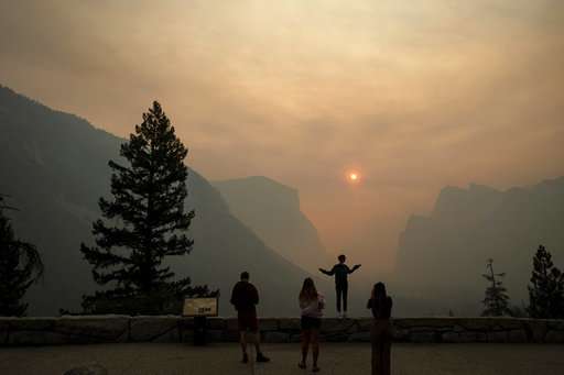 'Hazardous' smoky air shuts Yosemite in peak tourist season