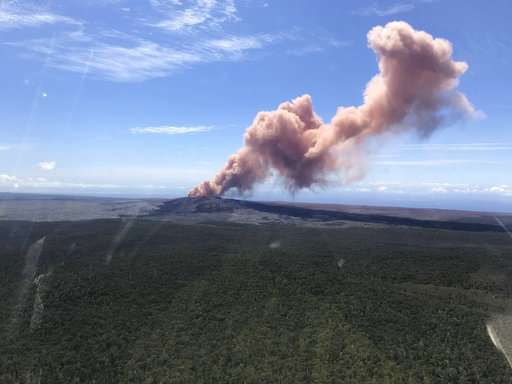 Volcanic 'curtain of fire' sends people fleeing Hawaii homes
