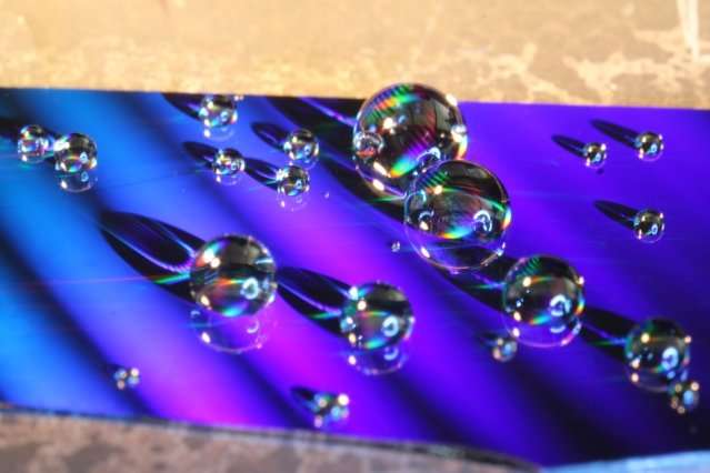 A new approach to liquid-repelling surfaces