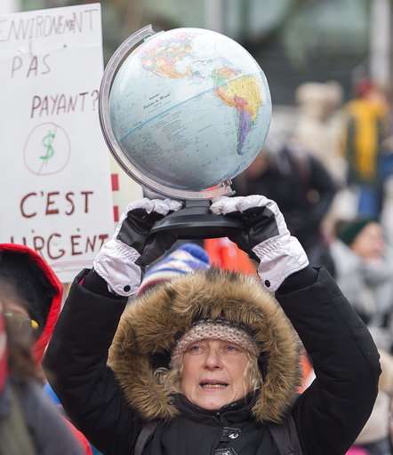 Climate talks pause as battle over key science report looms