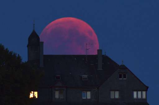 Complete lunar eclipse begins, the longest of this century