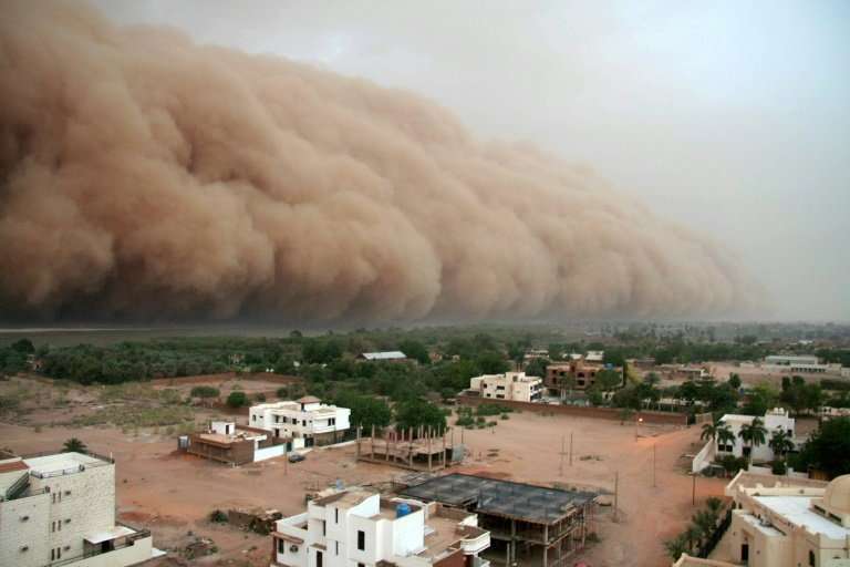 A gigantic cloud of dust known as &quot;haboob&quot; advances over Khartoum on April 29, 2007