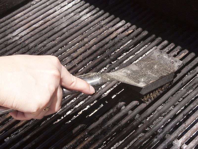 AMA urges caution with use of wire-bristle BBQ grill brushes