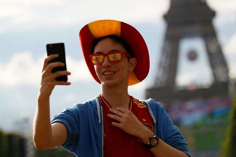 A 'mobile multifonction' also comes in handy to take a selfie with the Eiffel Tower.