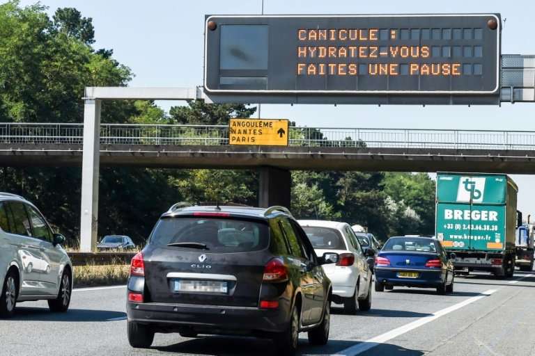 A road sign displays the message &quot;heatwave warning, hydrate yourself and take breaks&quot; near Bordeaux, southwestern Fran