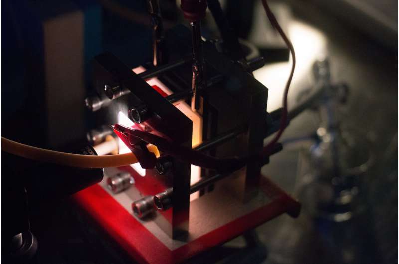 Device that integrates solar cell and battery could store electricity outside the grid