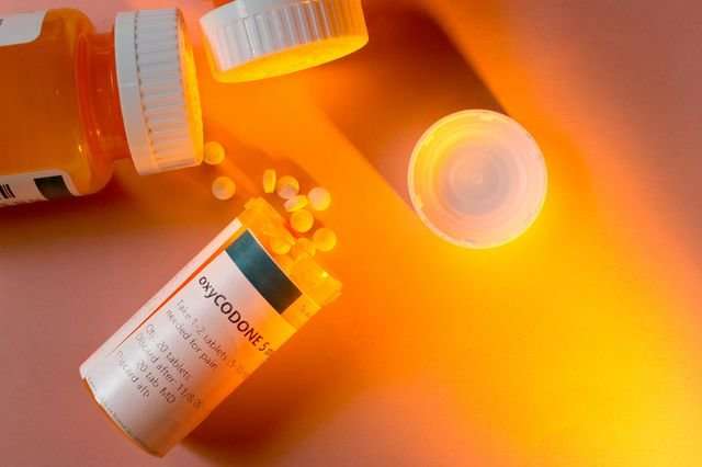 Doctors prescribe opioids at high rates to those at increased overdose risk