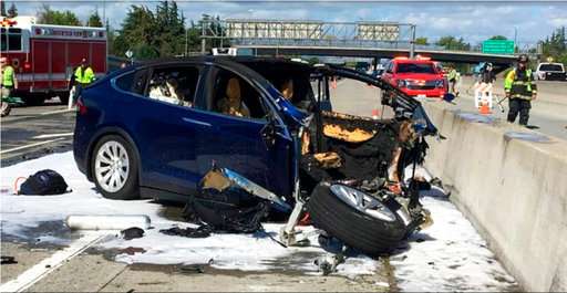 Feds: Tesla accelerated, didn't brake ahead of fatal crash