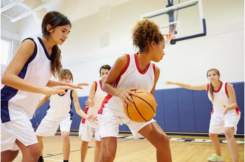 Fewer injuries in girls' sports when high schools have athletic trainers