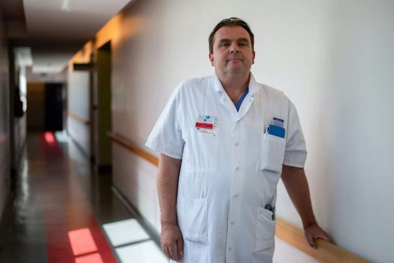 法国外科医生Emmanuel适应和他的团队在巴黎附近的阿维森纳医院开展了十多个气管transpl