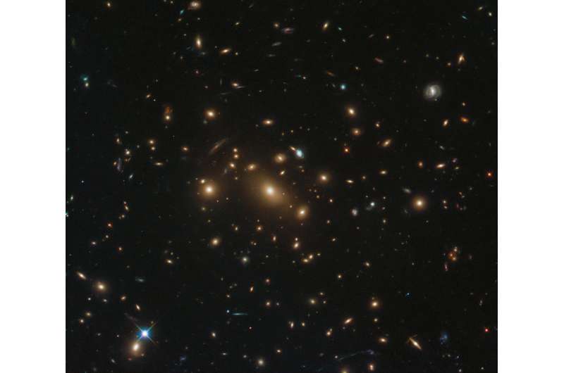 Hubble sees galaxy with 3 supernovas
