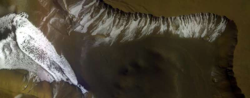 Image: Frosty crater on Mars