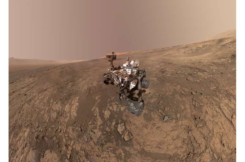 Image: Mount Sharp 'photobombs' Mars Curiosity rover