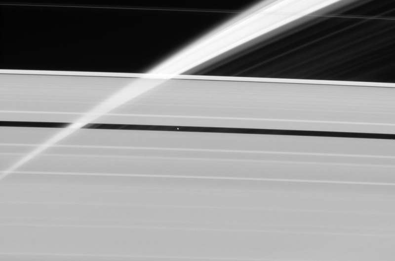 Image: Veil of ice in Saturn's rings