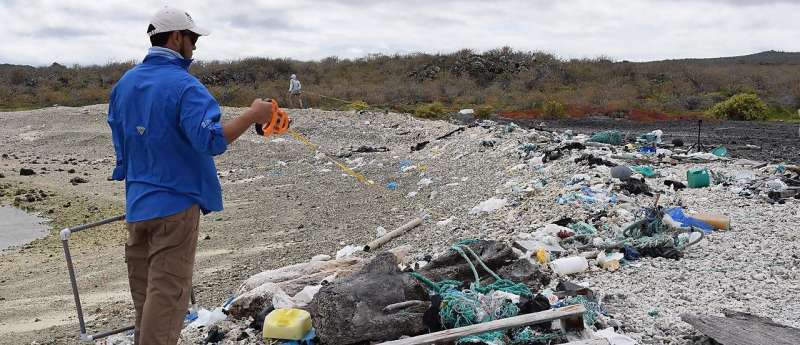 Marine litter expert supports efforts to eliminate plastic pollution from the Galapagos Islands