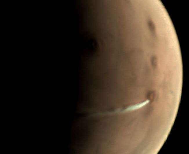 Mars Express keeps an eye on curious cloud