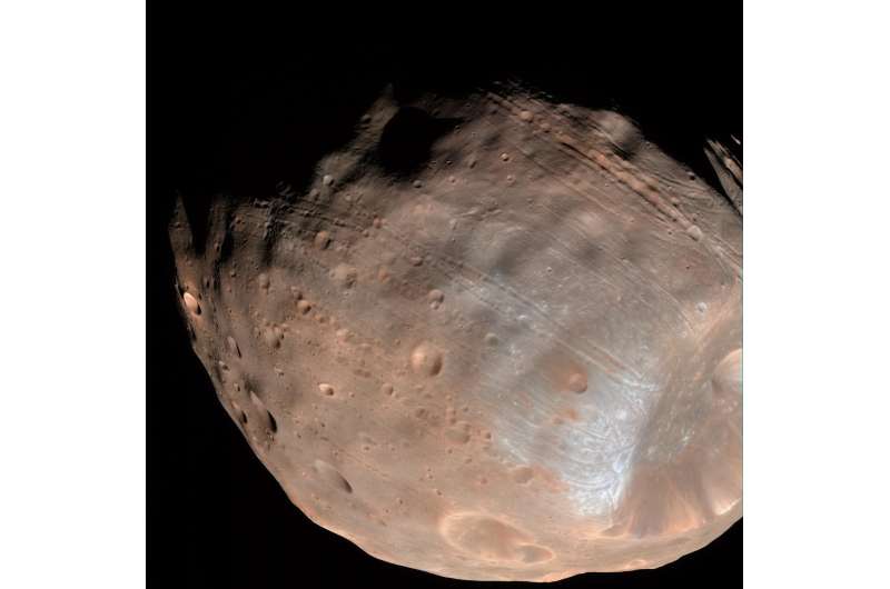 Mars moon got its grooves from rolling stones, study suggests