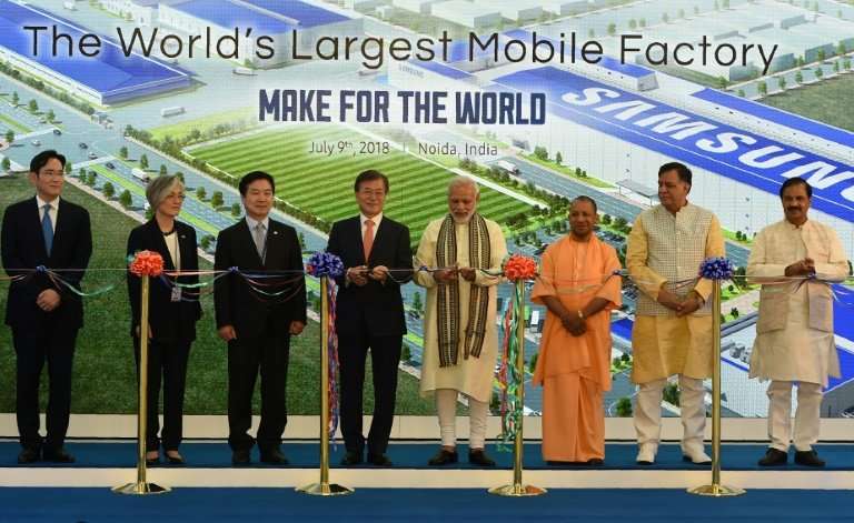 Moon (4L) and Modi (4R) inaugurated the giant assembling plant in the city of Noida