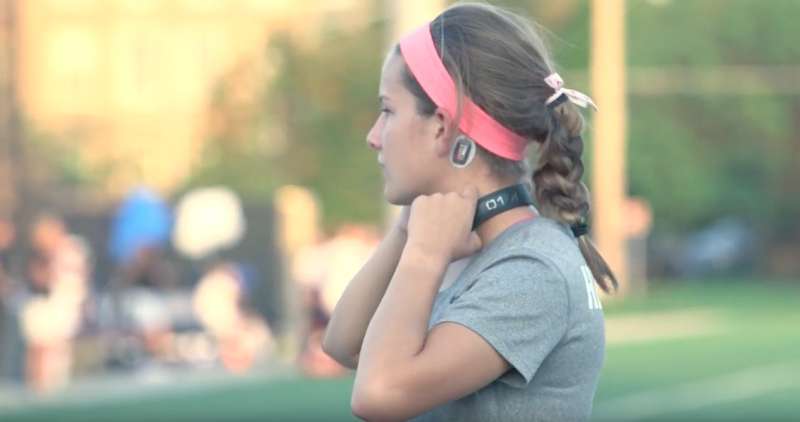 颈部设备显示保护女性足球运动员的大脑