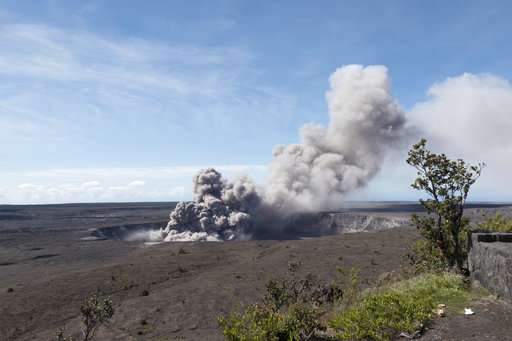 New Hawaii volcano lava fissure spurs more evacuations