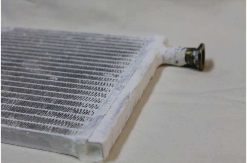 New material makes cooling devices more energy-efficient