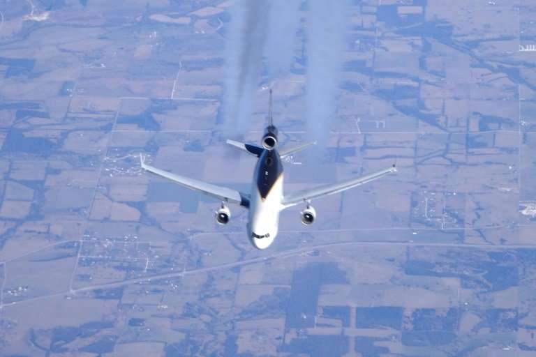 有传染性的飞机乘客确实会让其他人生病，但风险主要是坐在飞机旁边的人
