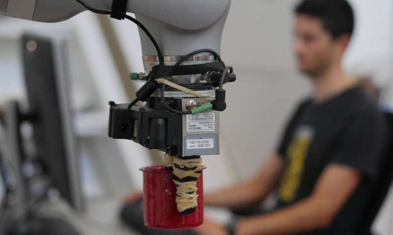 Robot can pick up any object after inspecting it