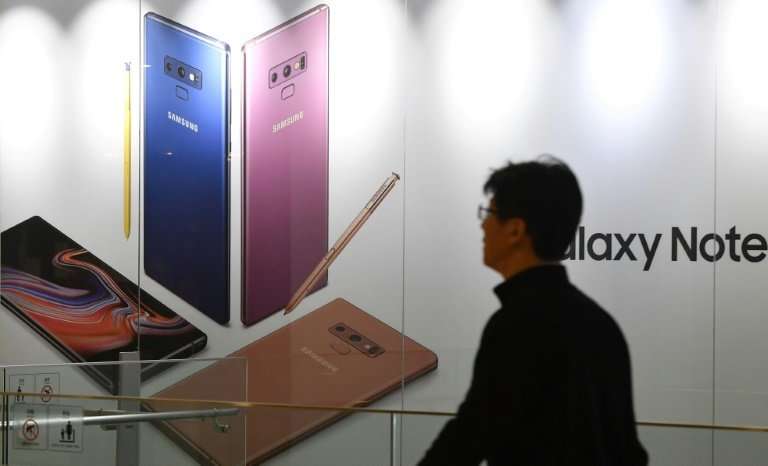 Samsung kept the top spot in the global smartphone market which saw a fourth consecutive sales decline, according to research fi
