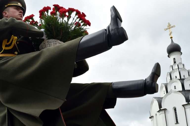 Soldiers bearing flowers at the Chernobyl victims' memorial in Minsk