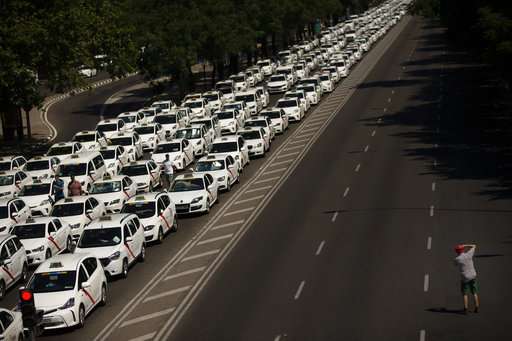 Spain: Taxi drivers block streets over ride-hailing services