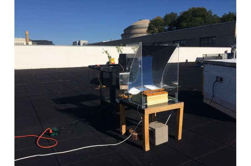 Sun-soaking device turns water into superheated steam