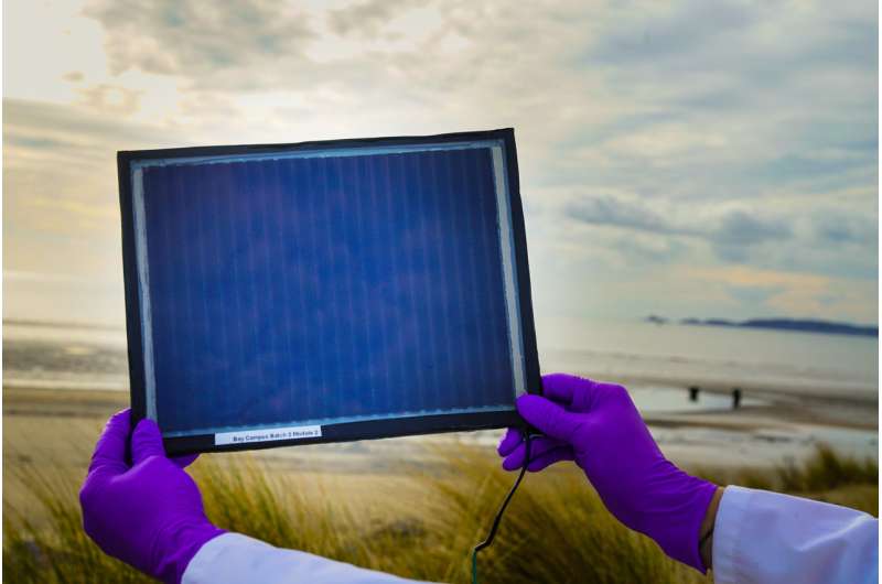 Supersizing solar cells: researchers print module six times bigger than previous largest