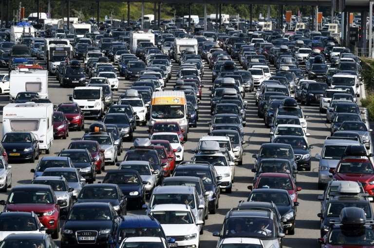 Tailbacks in scorching weather on the busiest day on French roads