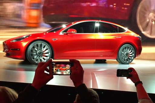 Tesla raises production but falls short of Model 3 goals