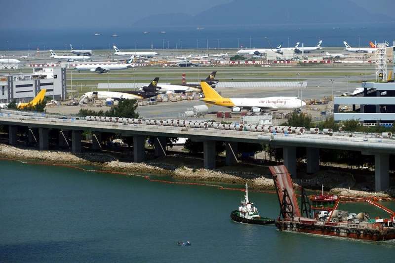 The cause of low-level turbulence around Hong Kong International Airport