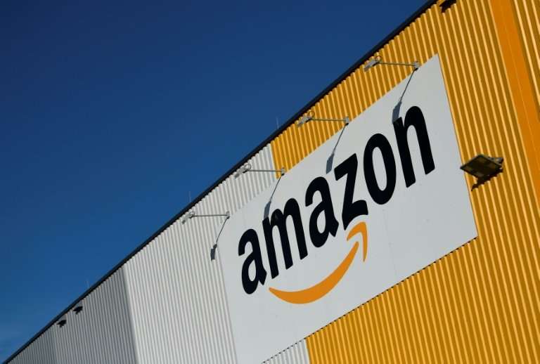 US online retail giant Amazon says names and email addresses of some customers have been exposed by a website glitch
