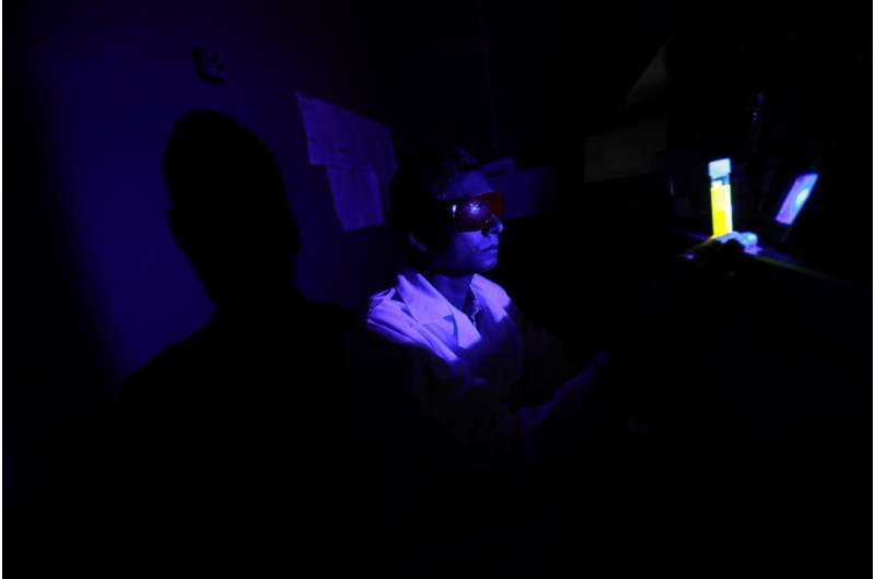 UToledo chemists discover how blue light speeds blindness